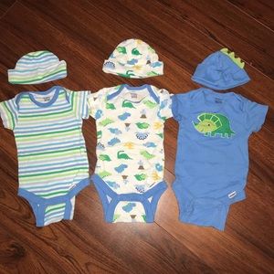 EUC👶🏼👚 GERBER 0-3 MONTHS | 3 Dino Matching Sets